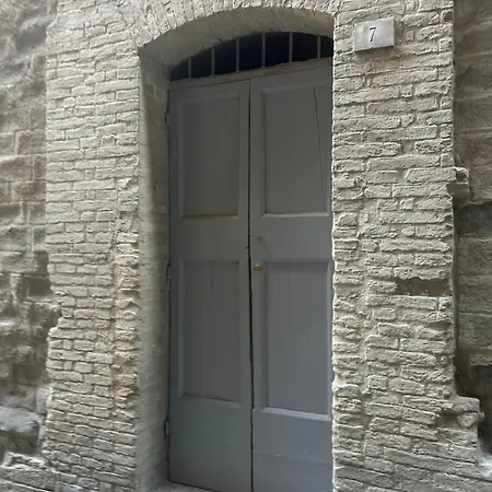 Piazza Iv Novembre Heritage - The Absolute Center بيرودجا